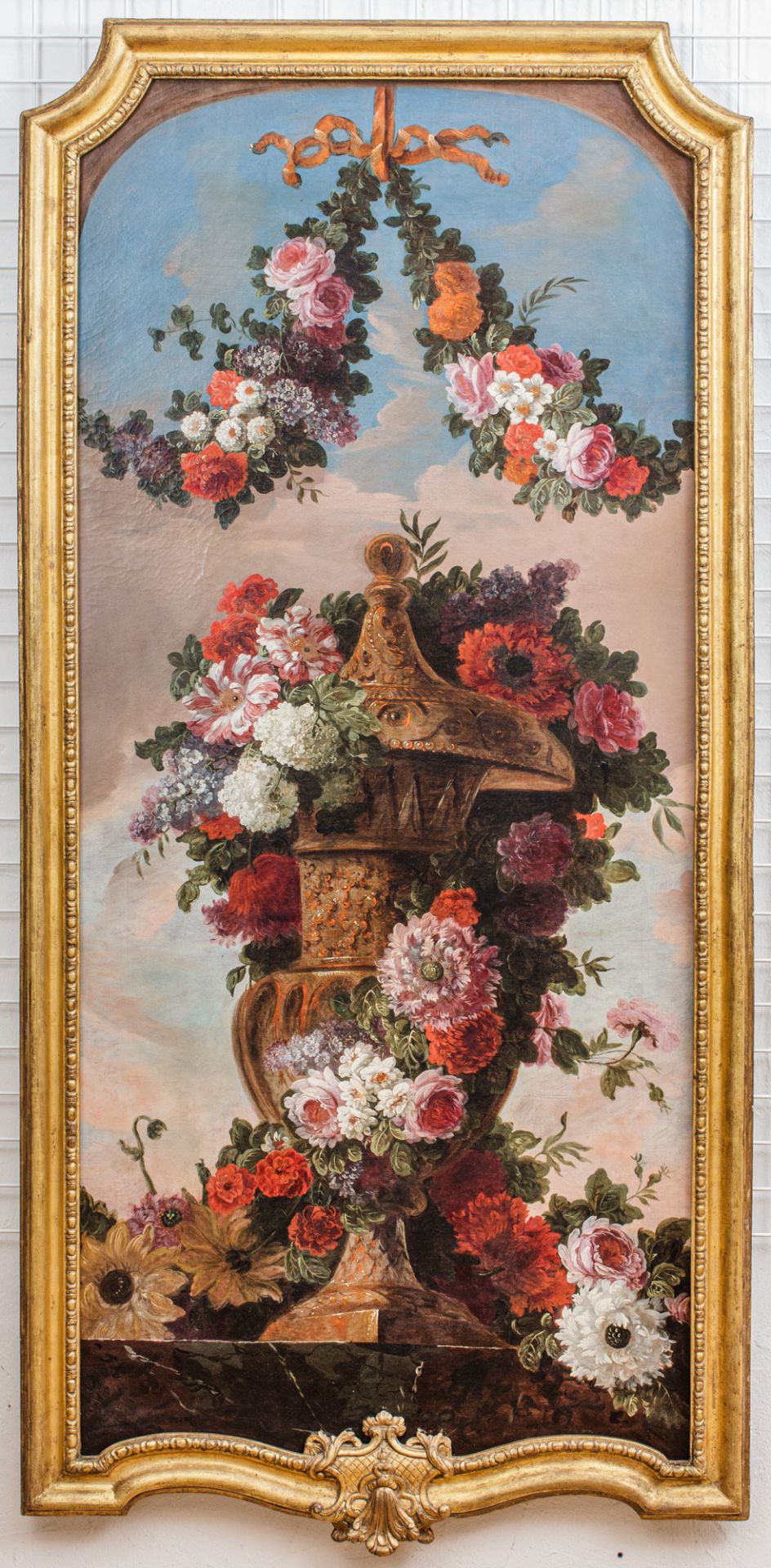 Prunk-Stillleben: Barockvase in Urnenform mit üppigen Blumengirlanden,
