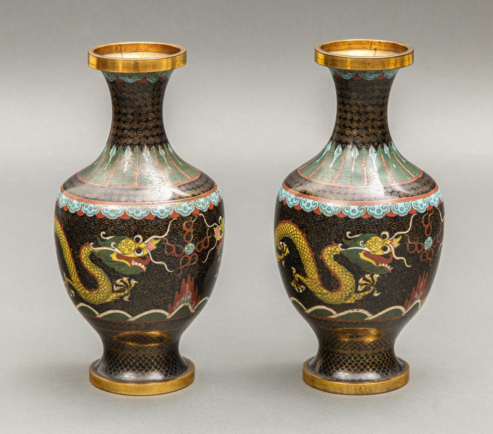 Paar Cloisonné Vasen, China, wohl Qing-Dynastie, Guangxu Zeit (1871-1908)