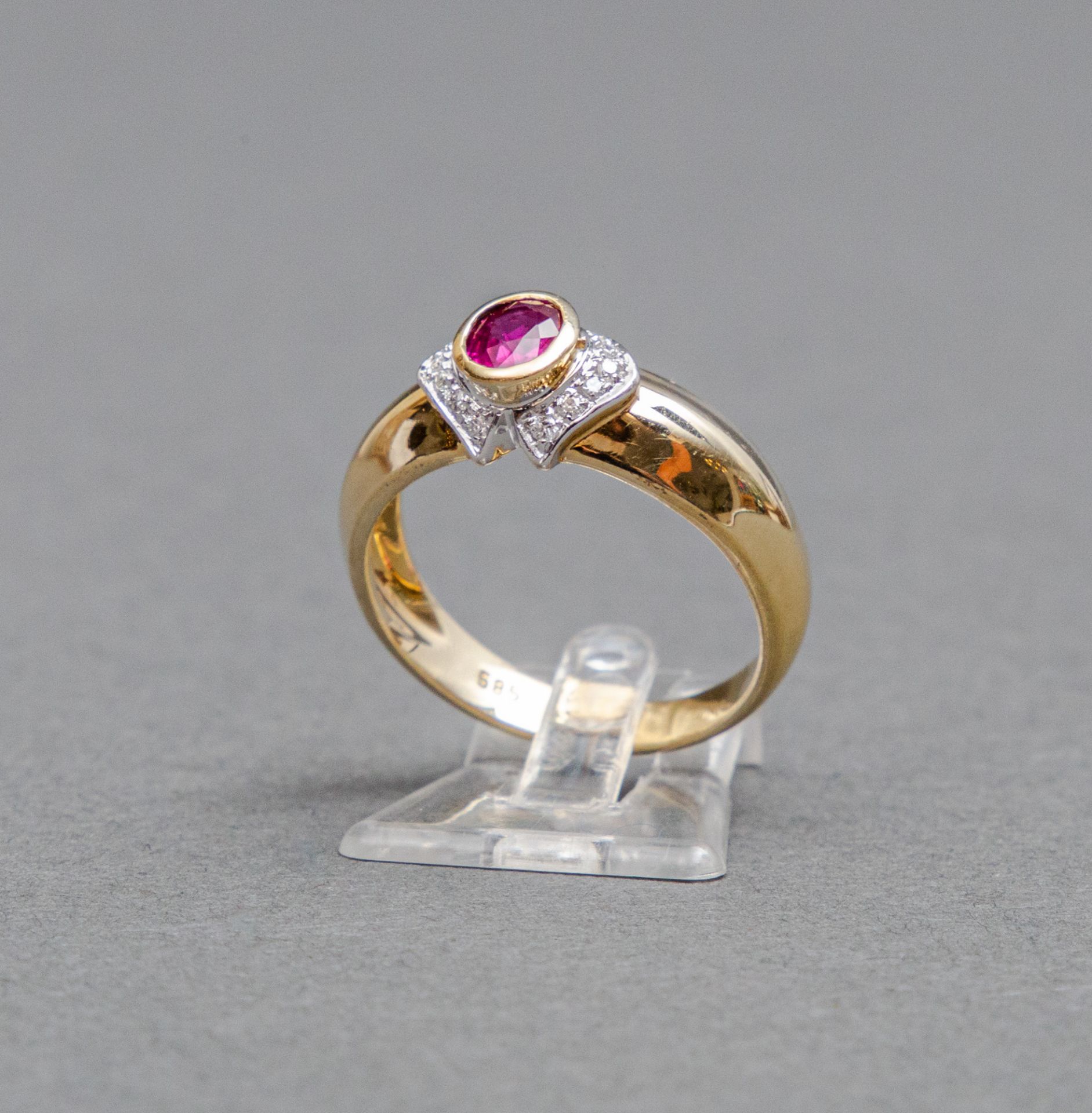 Ring mit Rubin und Diamantbesatz, 585er GG u. WG