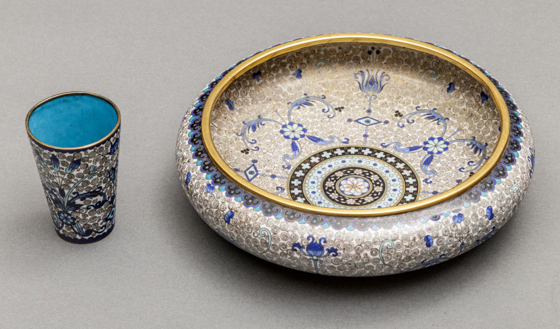 Cloisonné Schale und kleiner Becher, China, um 1900