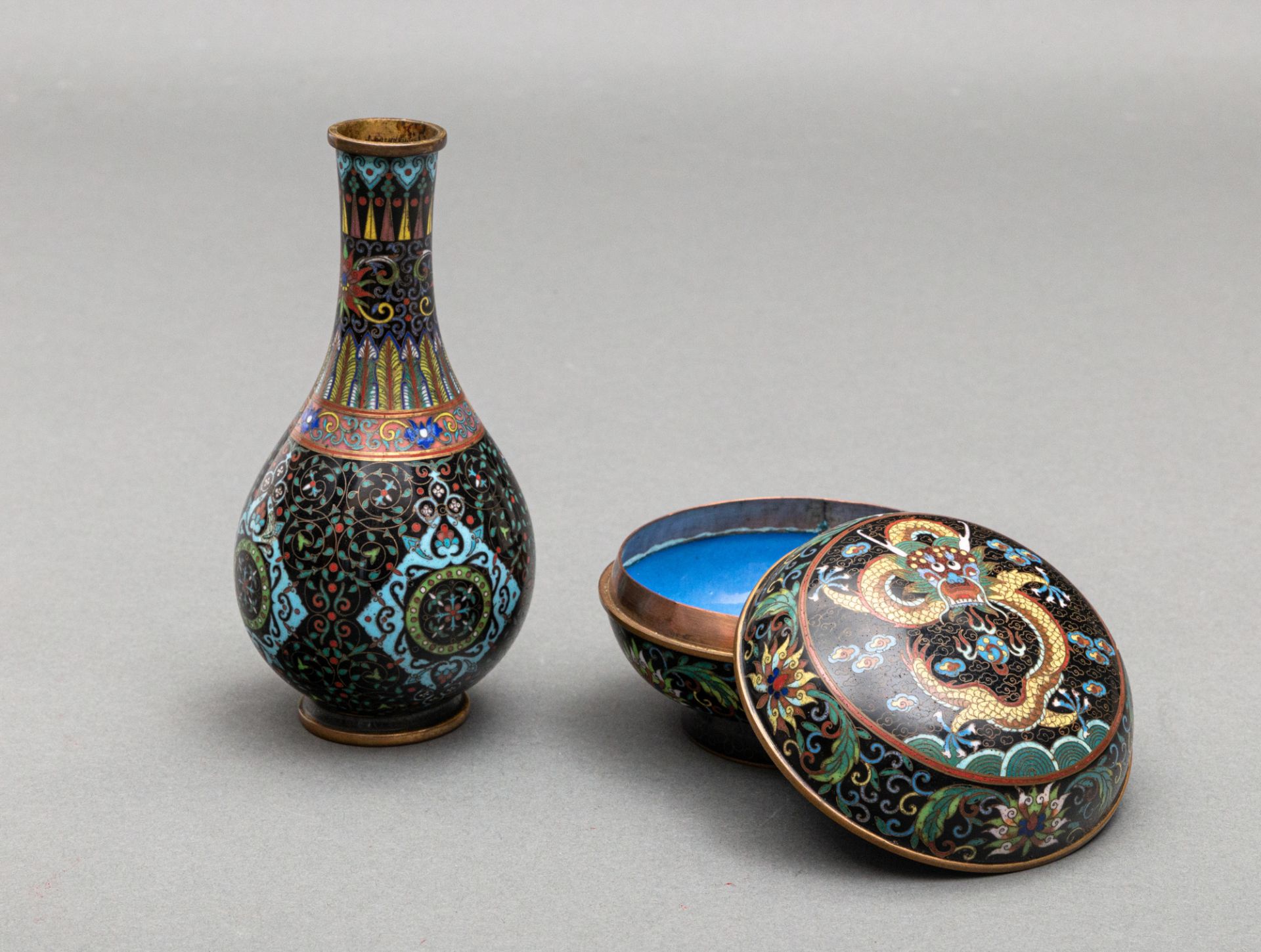 Cloisonné Deckeldose und Vase, China, um 1900 - Bild 2 aus 2