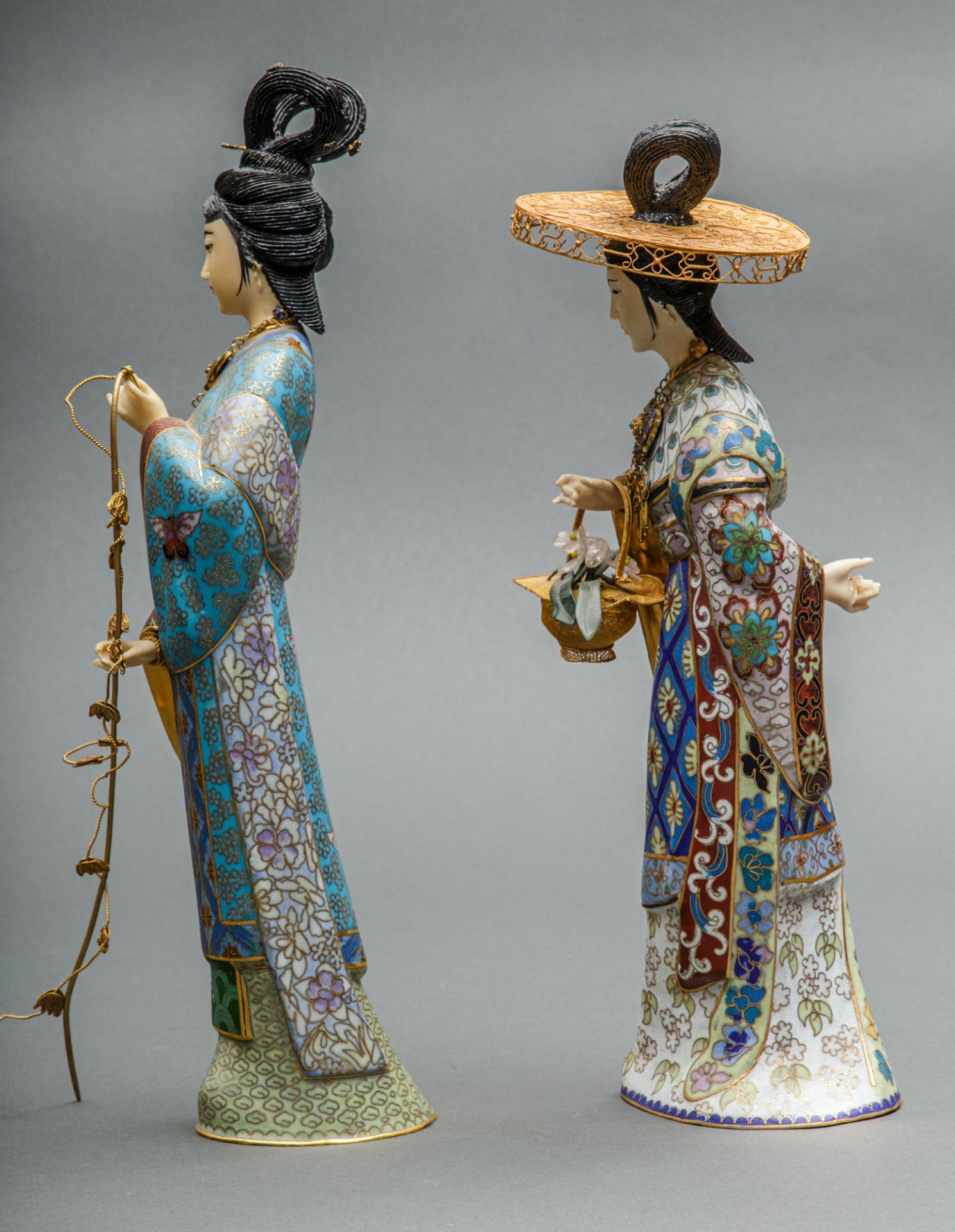 Paar elegante Manchu Hofdamen, China, 20 Jh. - Bild 2 aus 4
