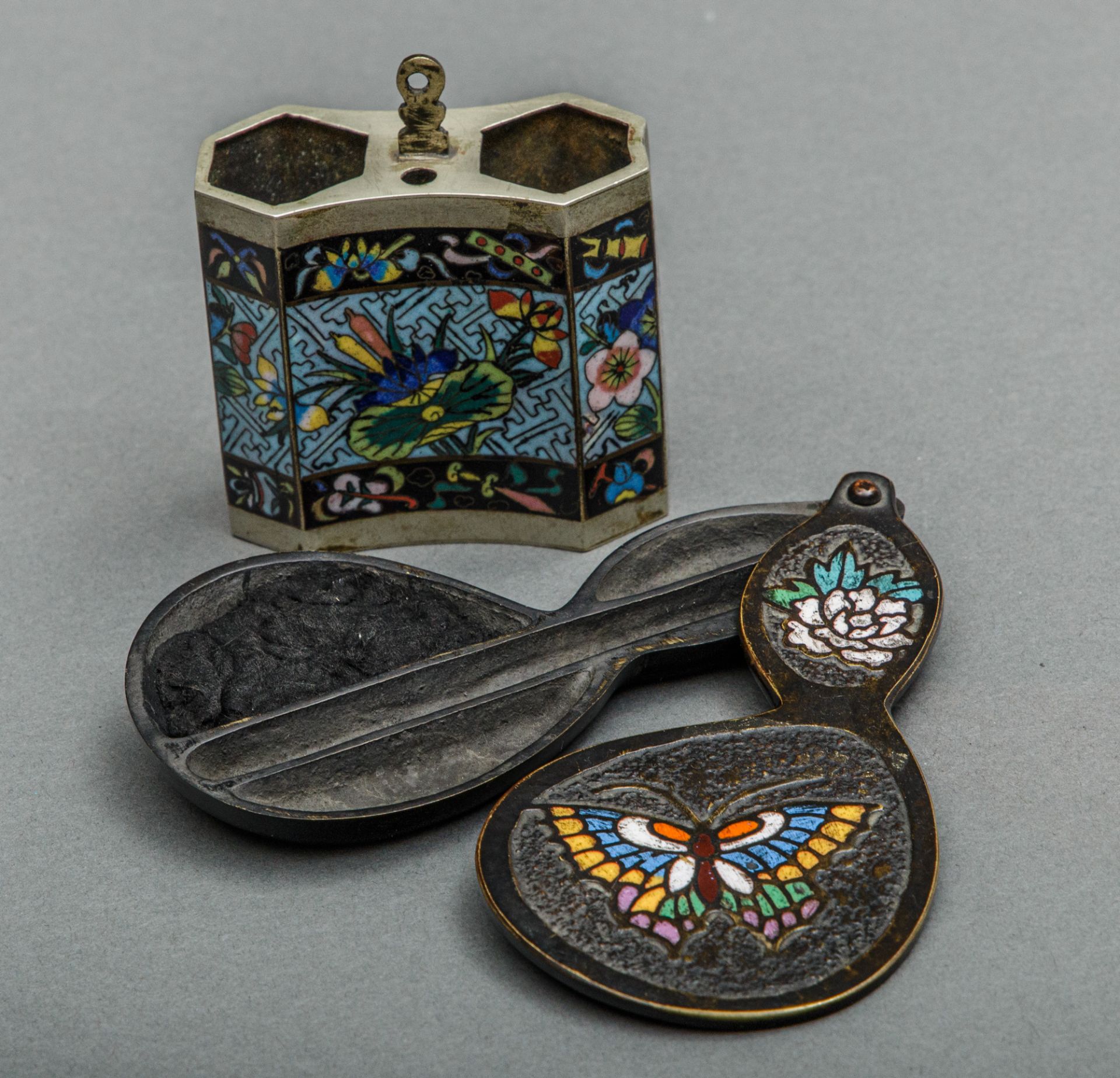 Paar Cloisonné Opiumgeräte, China, um 1900 - Bild 2 aus 2