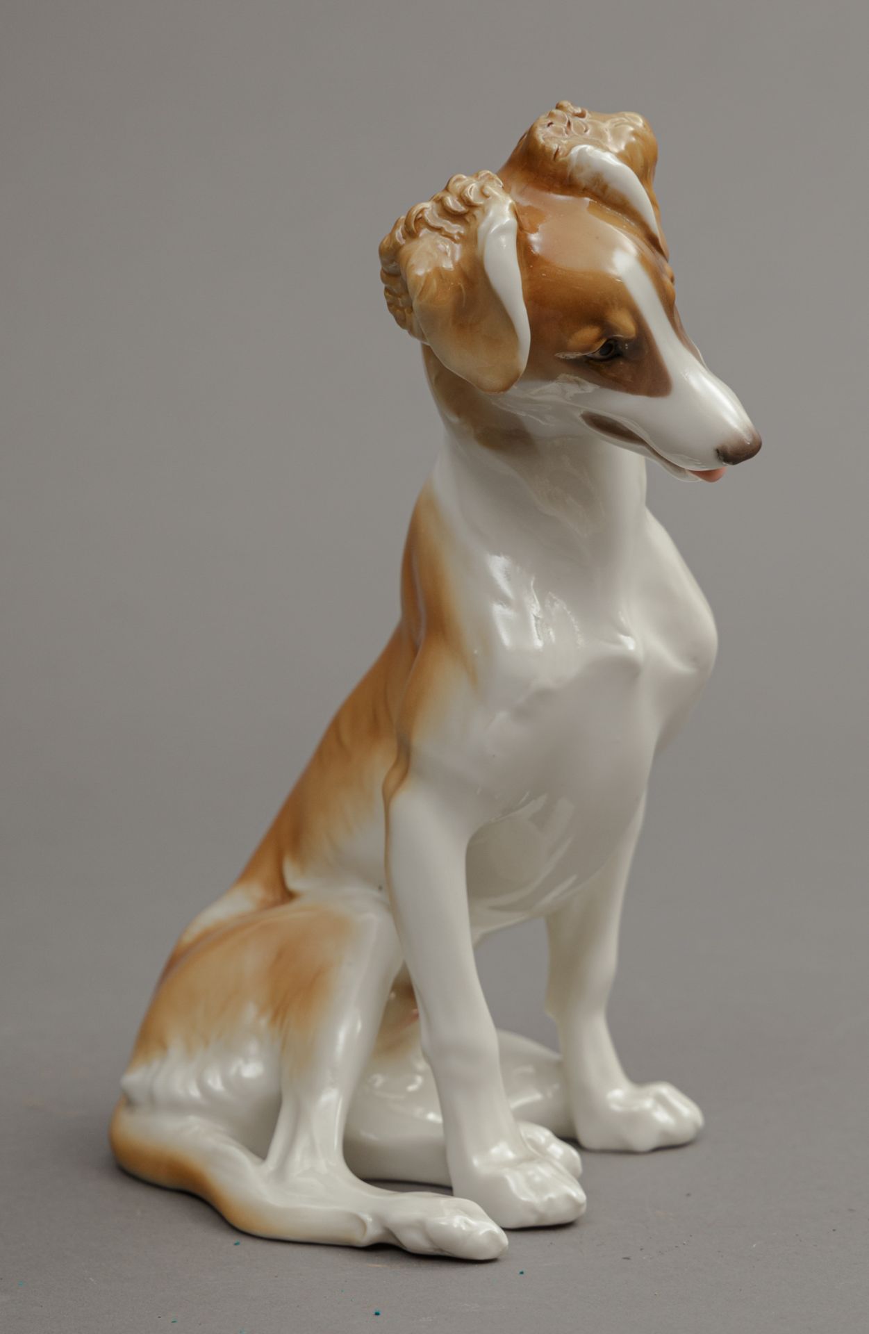 Nymphenburg, sitzender Hund, Entwurf Theodor Kaerner, 1911