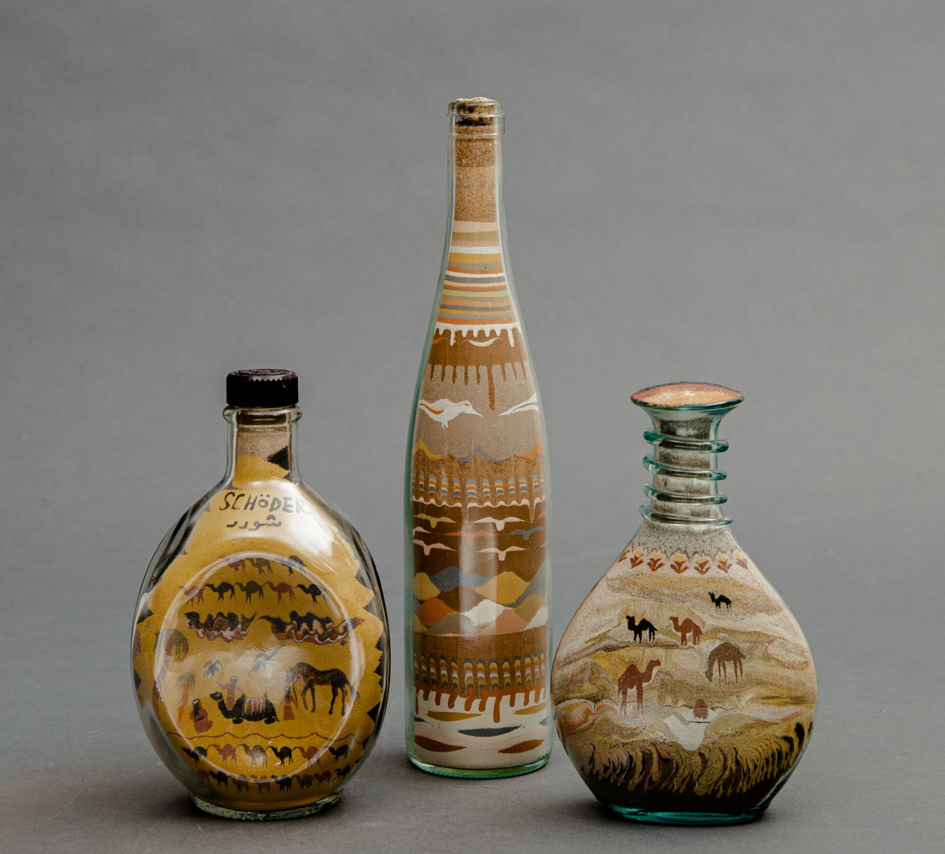 Drei Flaschen mit Sandmalerei