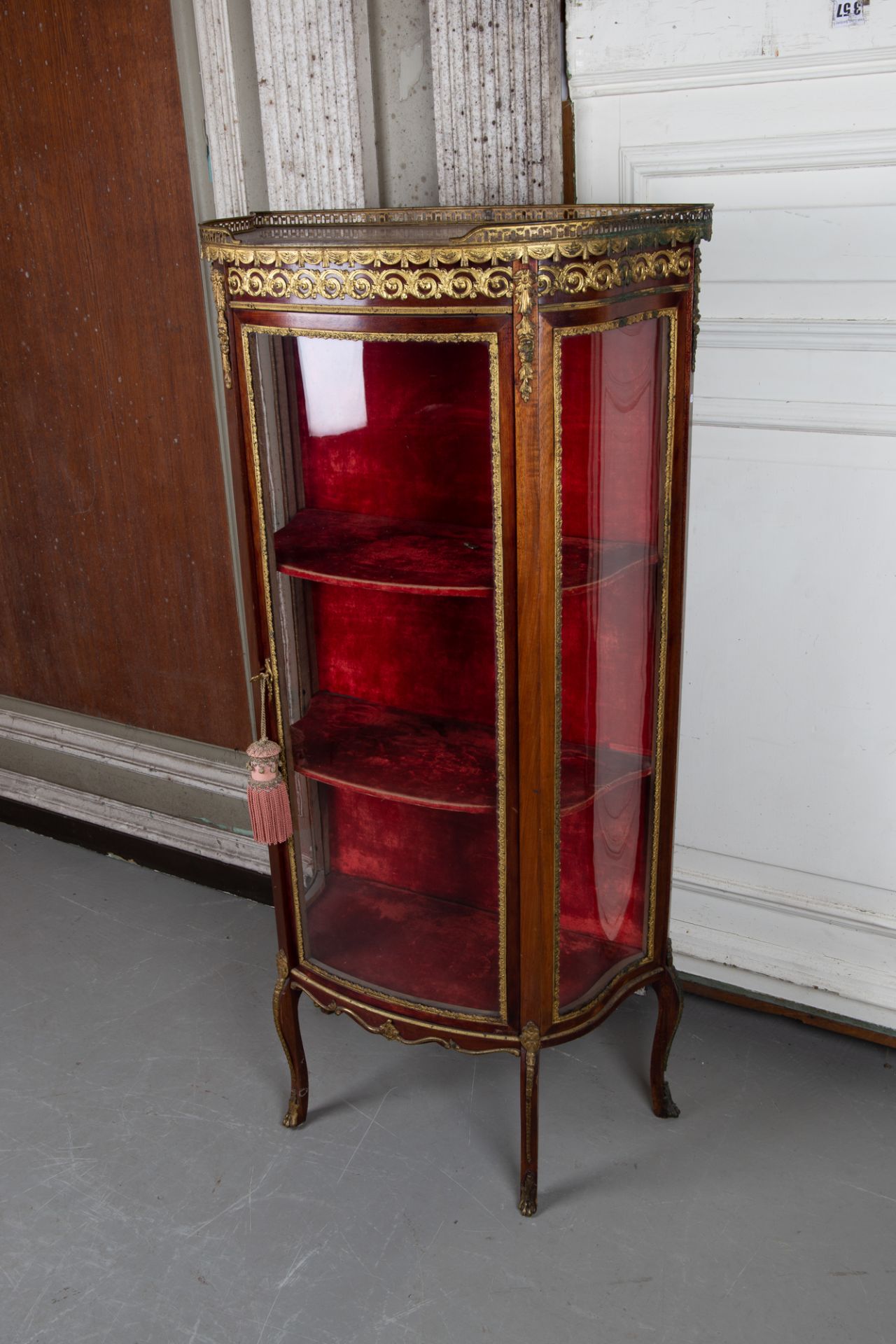 Vornehme französische Vitrine im Stil um 1760, Ende 19. Jh.