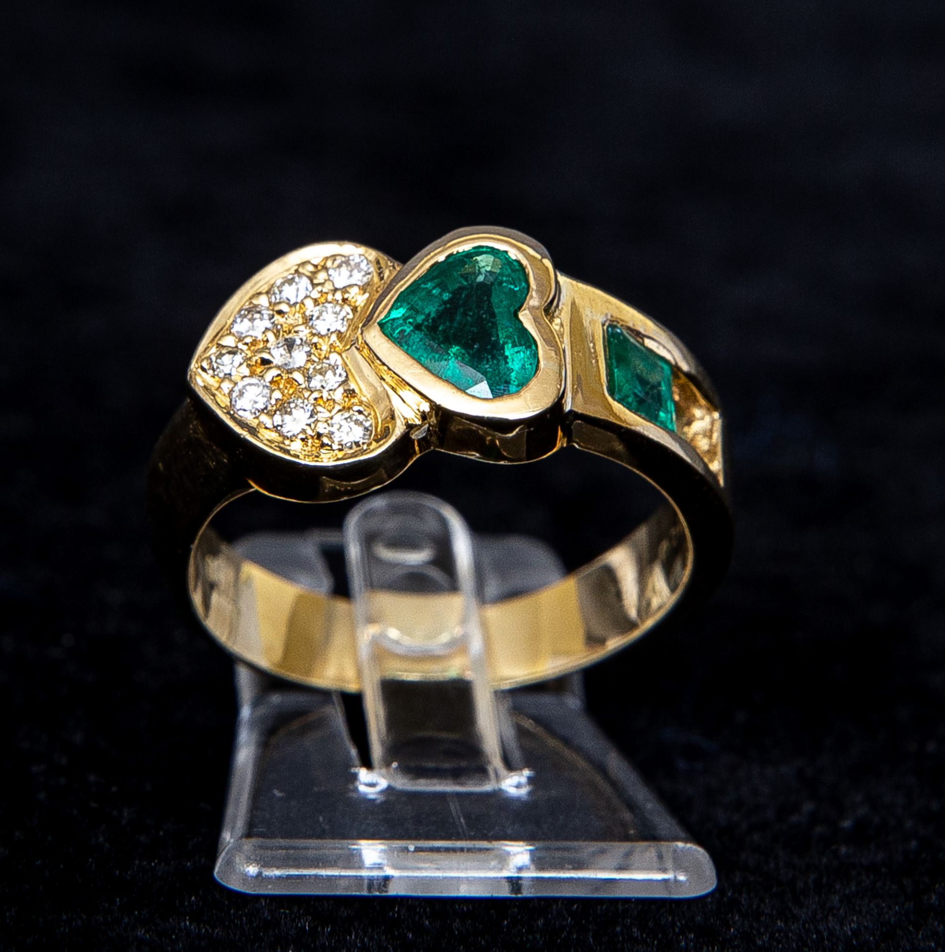 Ring mit Smaragd in Herzform und Diamantbesatz, GG 750 - Bild 3 aus 3