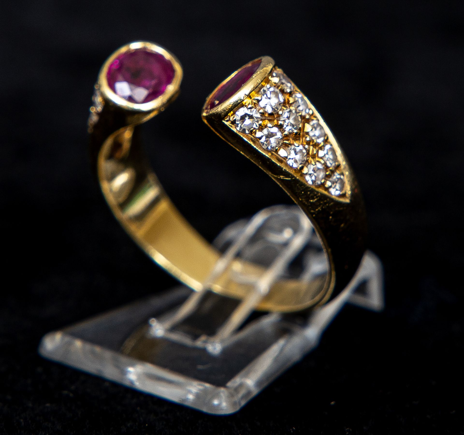 Ring mit Rubin- und Brillantbesatz, GG 750 - Bild 2 aus 3