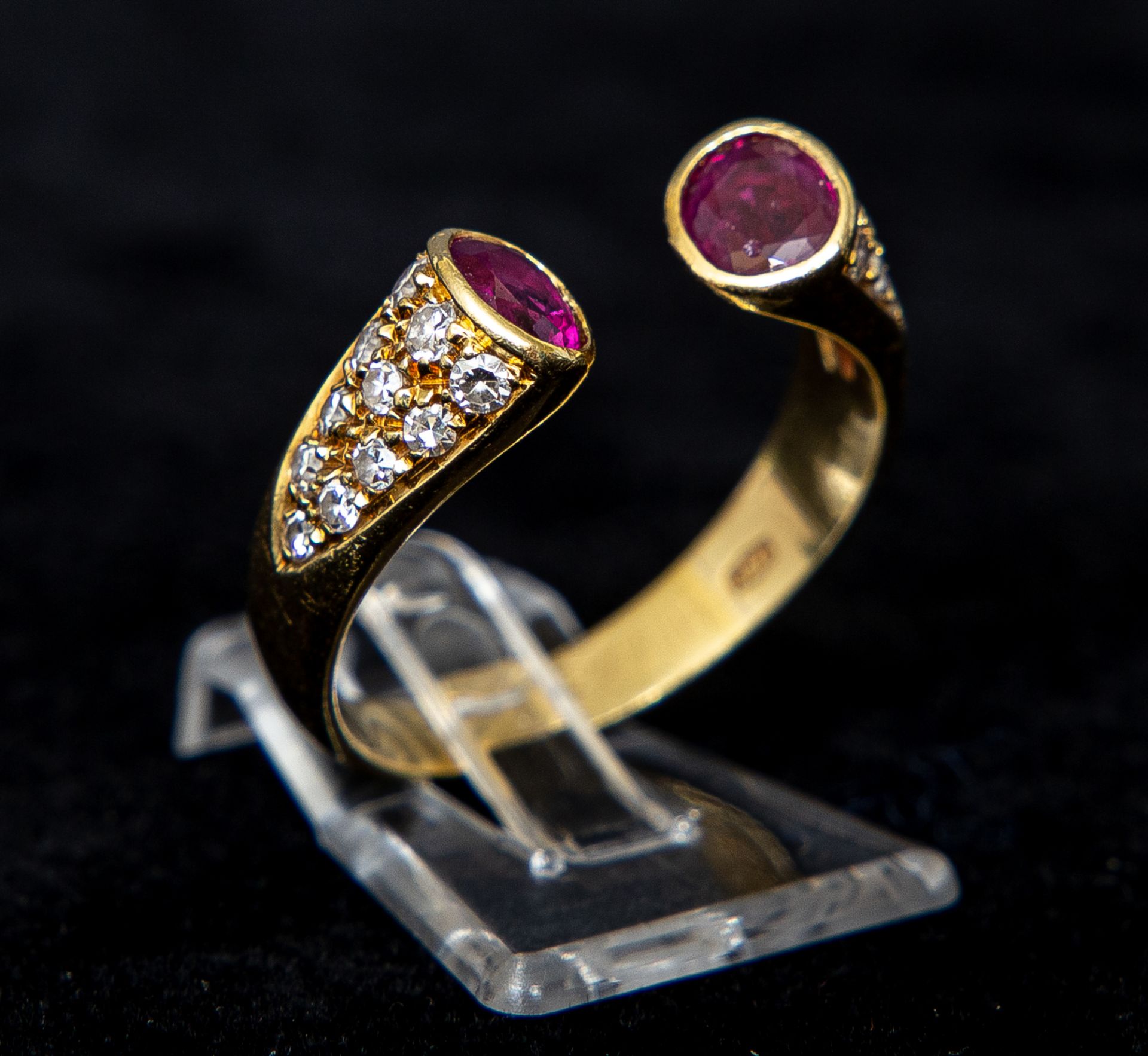 Ring mit Rubin- und Brillantbesatz, GG 750