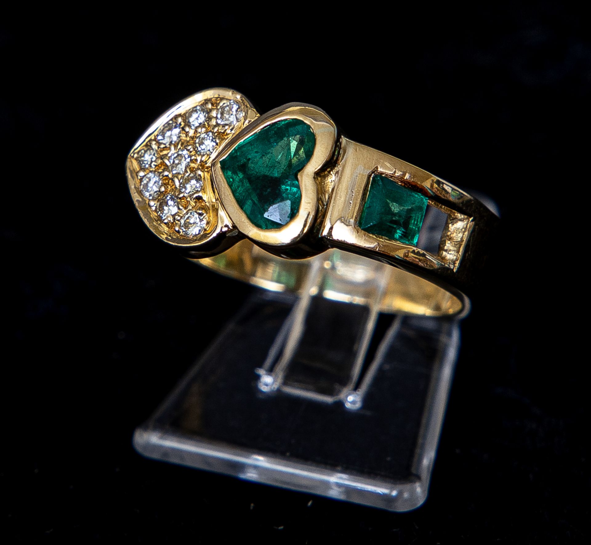 Ring mit Smaragd in Herzform und Diamantbesatz, GG 750 - Bild 2 aus 3