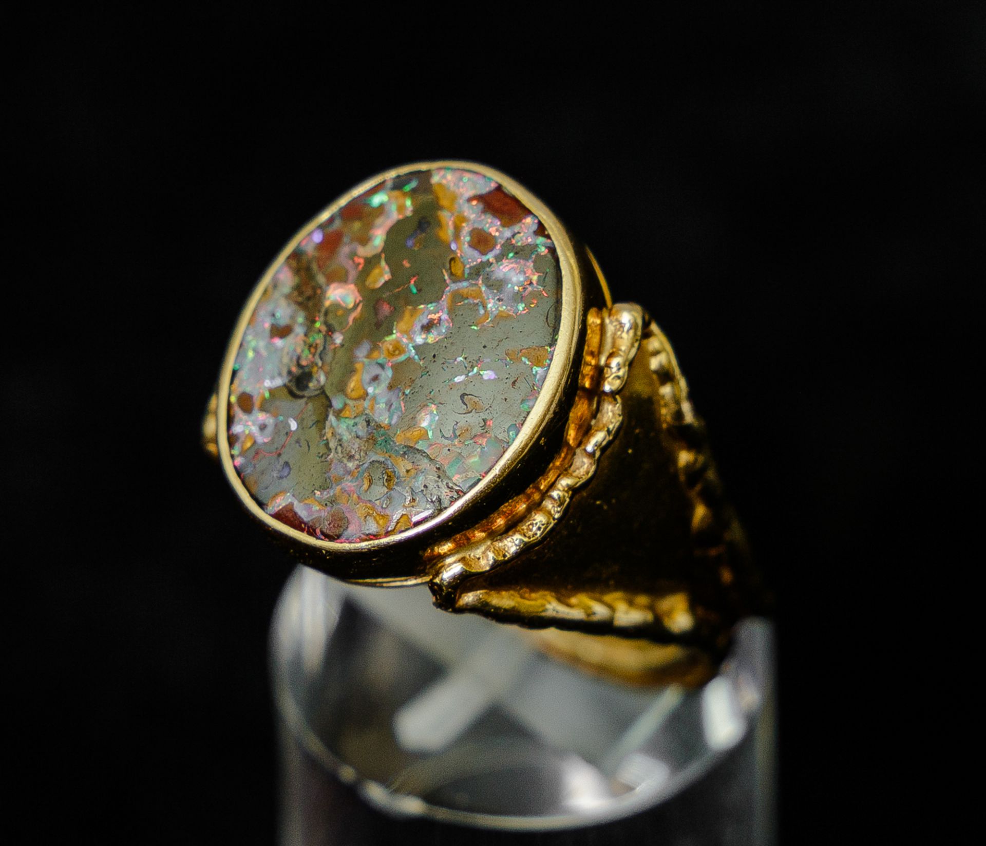 Ring mit ovalem schwarzem Opal, GG 750