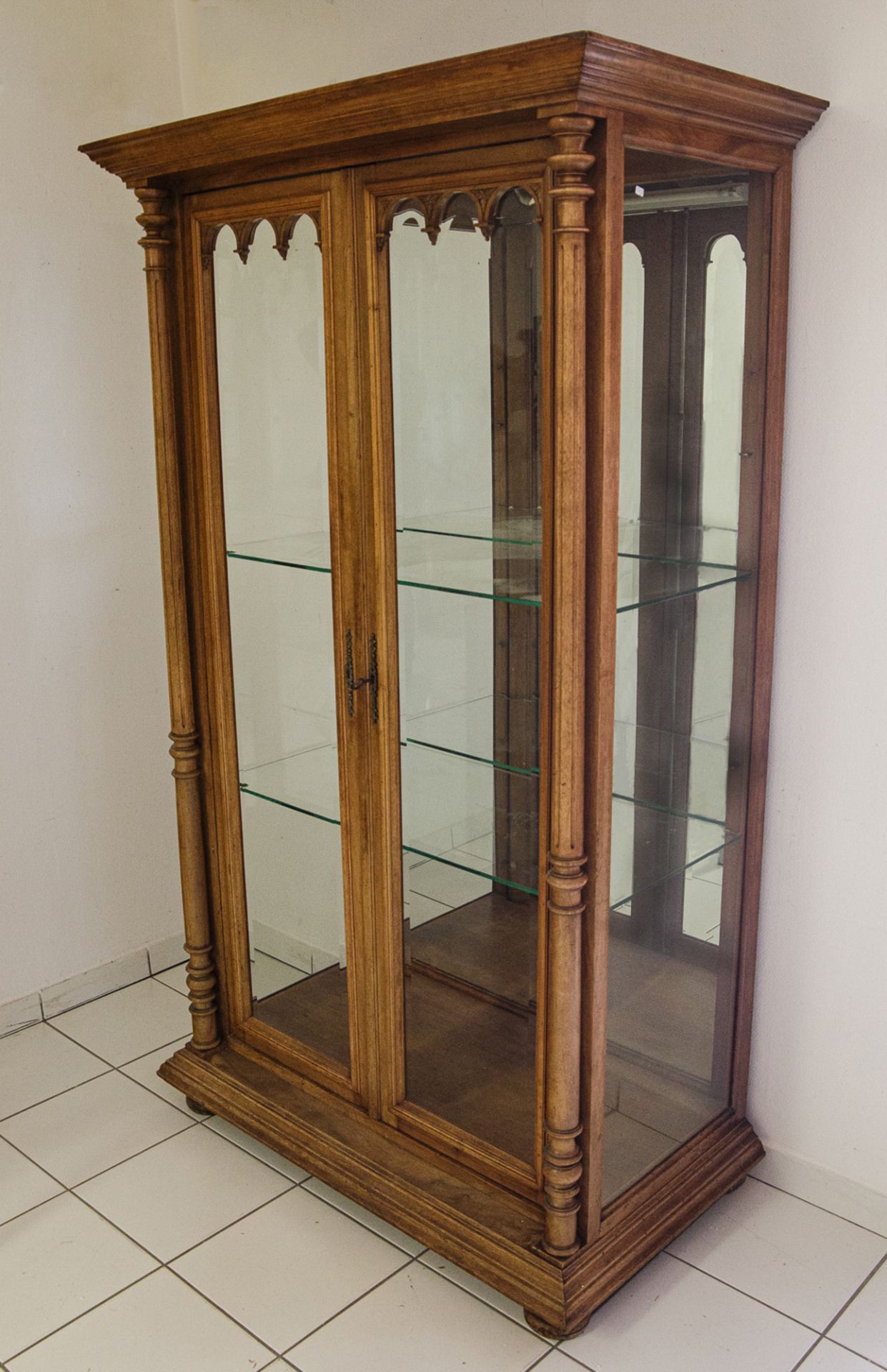 Zweitürige Vitrine mit Rundbogenverzierung