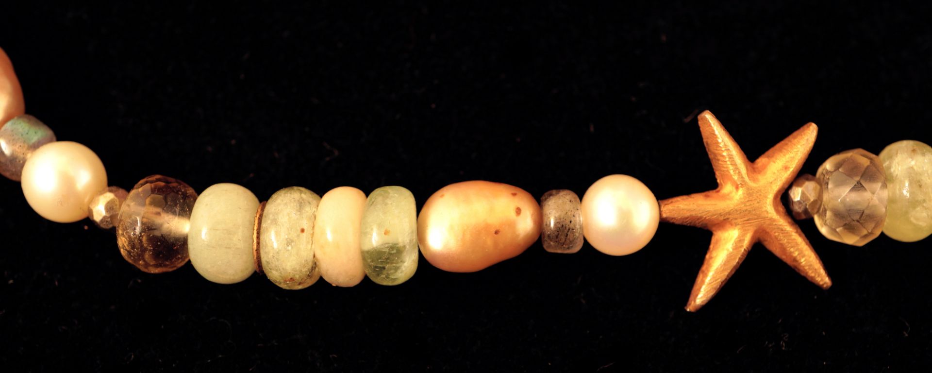 Kette mit unterschiedlich geformten Perlen - Bild 2 aus 3