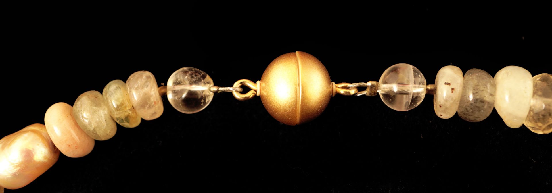 Kette mit unterschiedlich geformten Perlen - Bild 3 aus 3