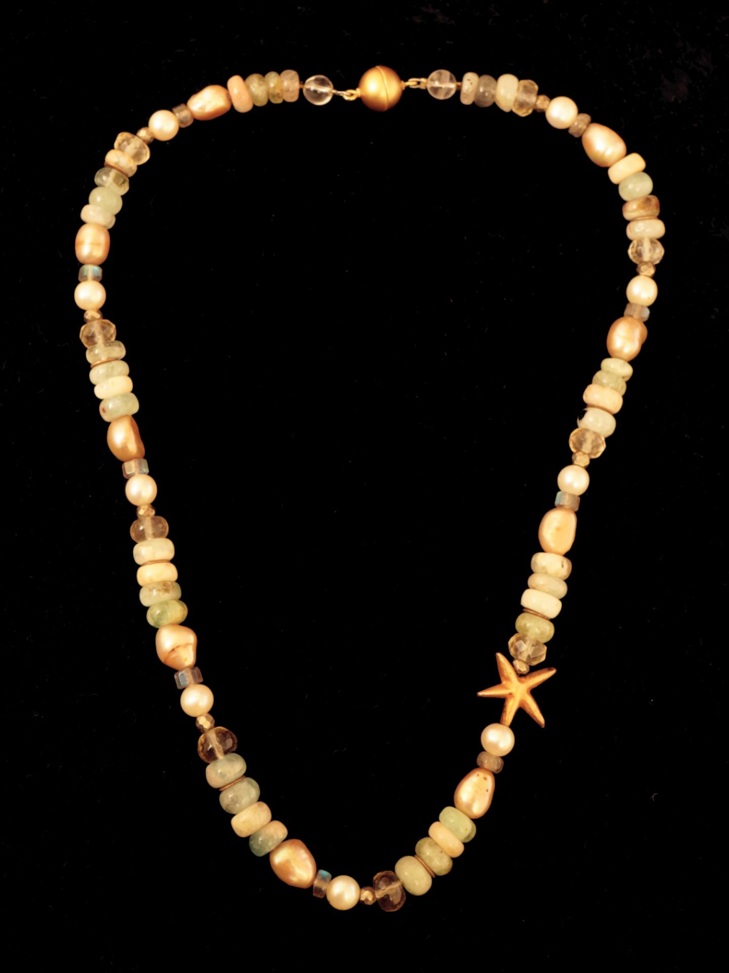 Kette mit unterschiedlich geformten Perlen