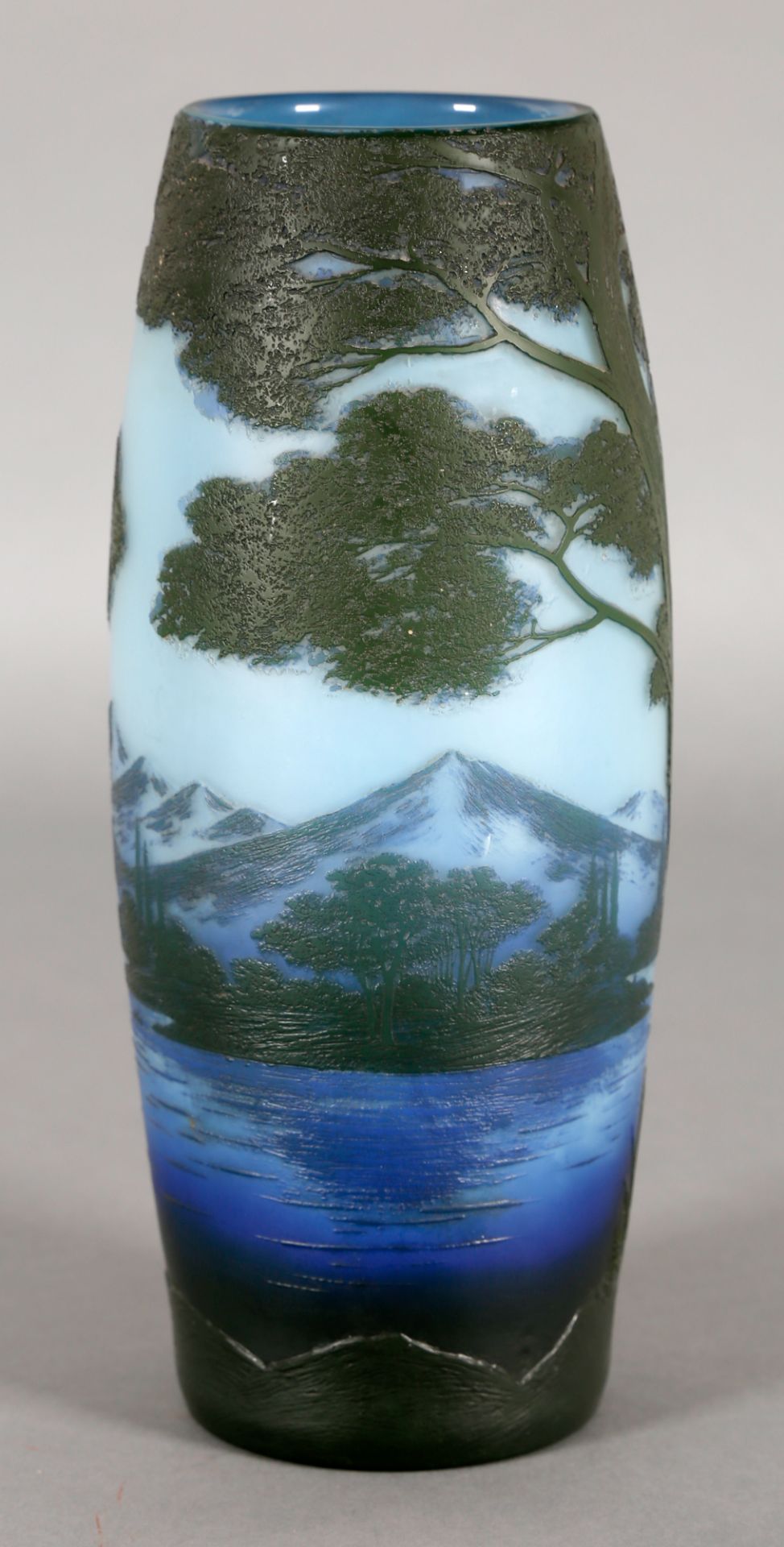 Vase mit Gebirgssee, de Vez, um 1907-1910, Cristallerie de Pantin (bei Paris)