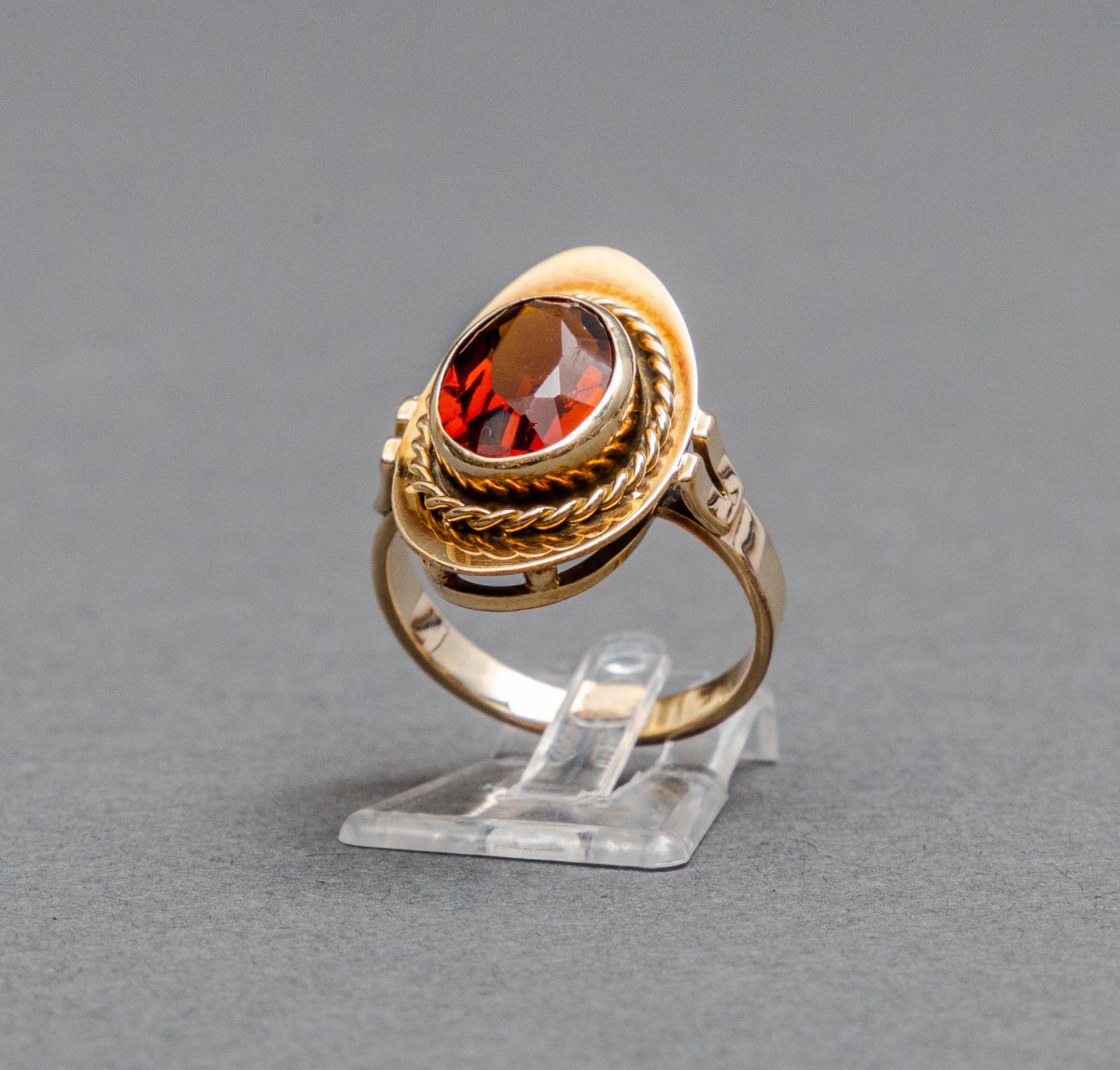 Ring mit rot-braunem Granat, 585er GG