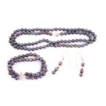 A lot consisting of a Tahitian pearl set necklace, bracelet and earrings, the necklace comprises