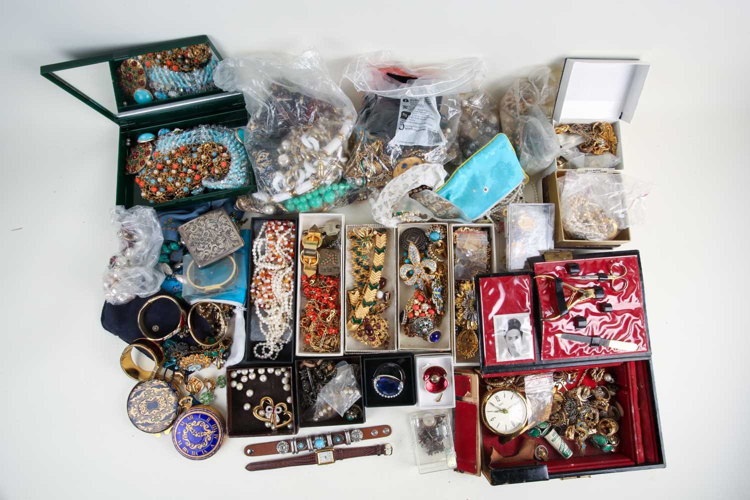 A quantity of assorted costume jewellery, to include a powder compact in the form of a large - Image 2 of 6