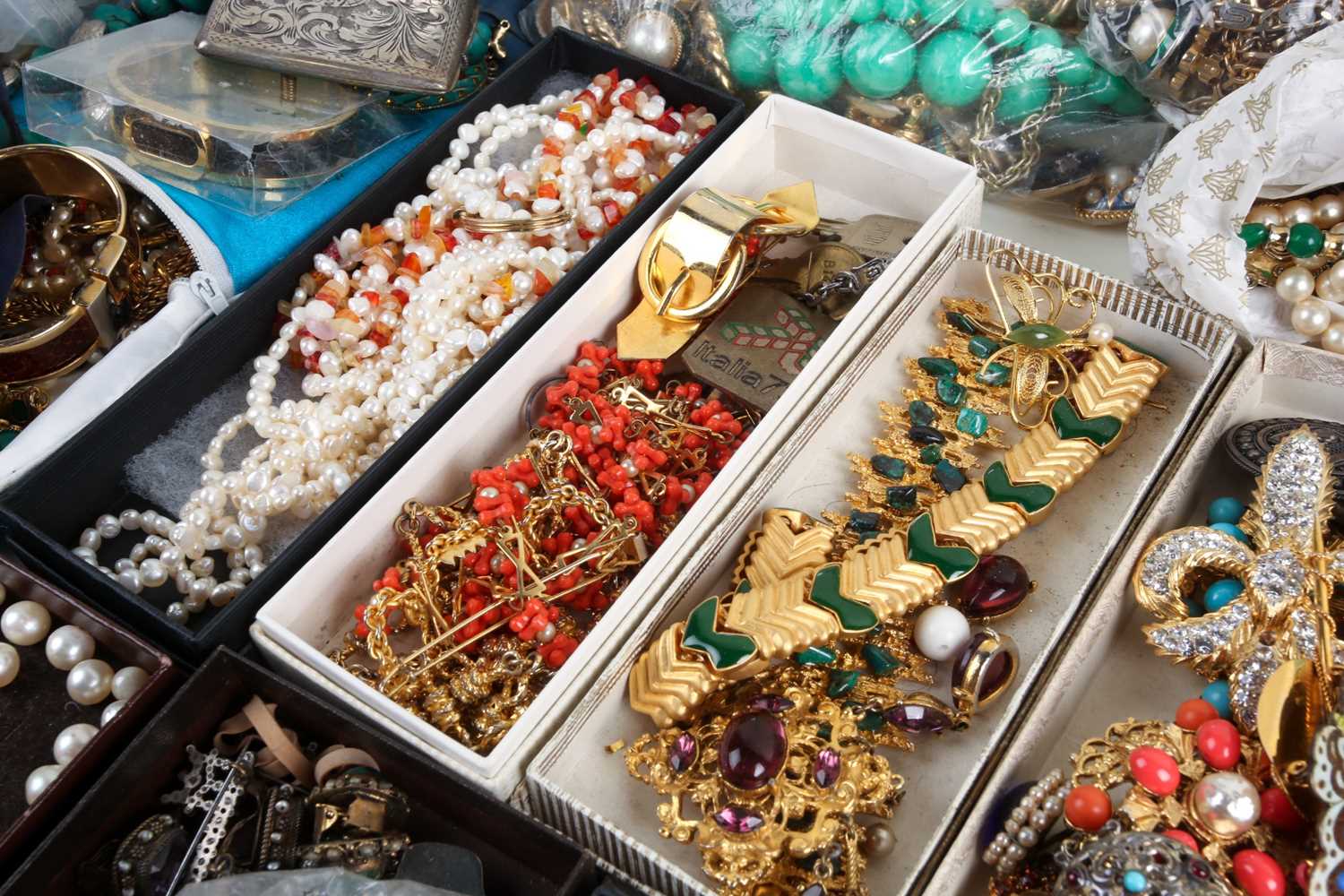 A quantity of assorted costume jewellery, to include a powder compact in the form of a large - Image 4 of 6