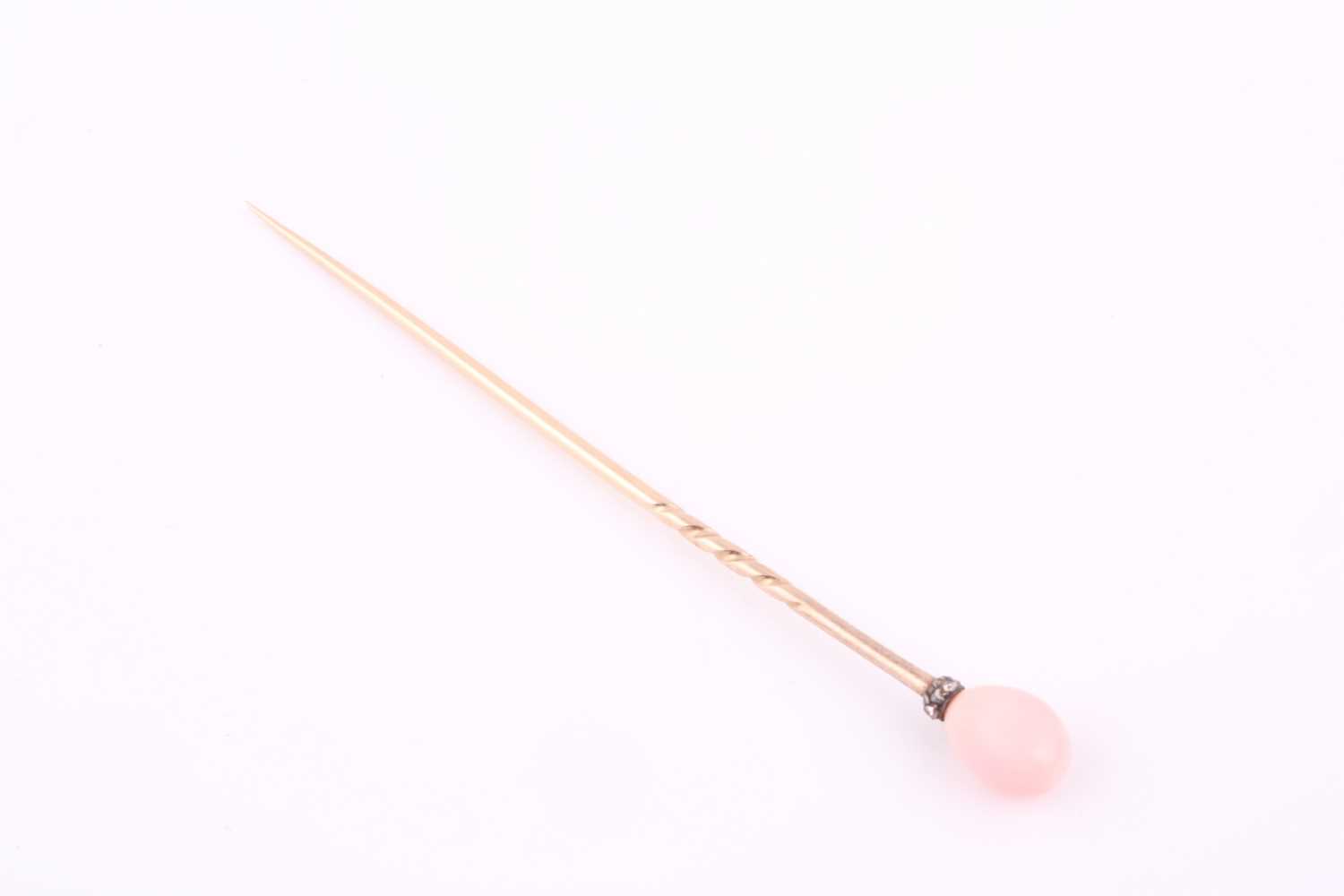 A conch pearl stick pin, the pink conch pearl is 8.2mm high, on twisted yellow metal stickpin with - Image 2 of 4