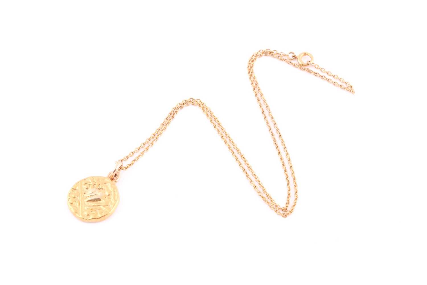 An early 20th century gold fine belcher necklace with an applied panel stamped ‘15ct’, on a bolt