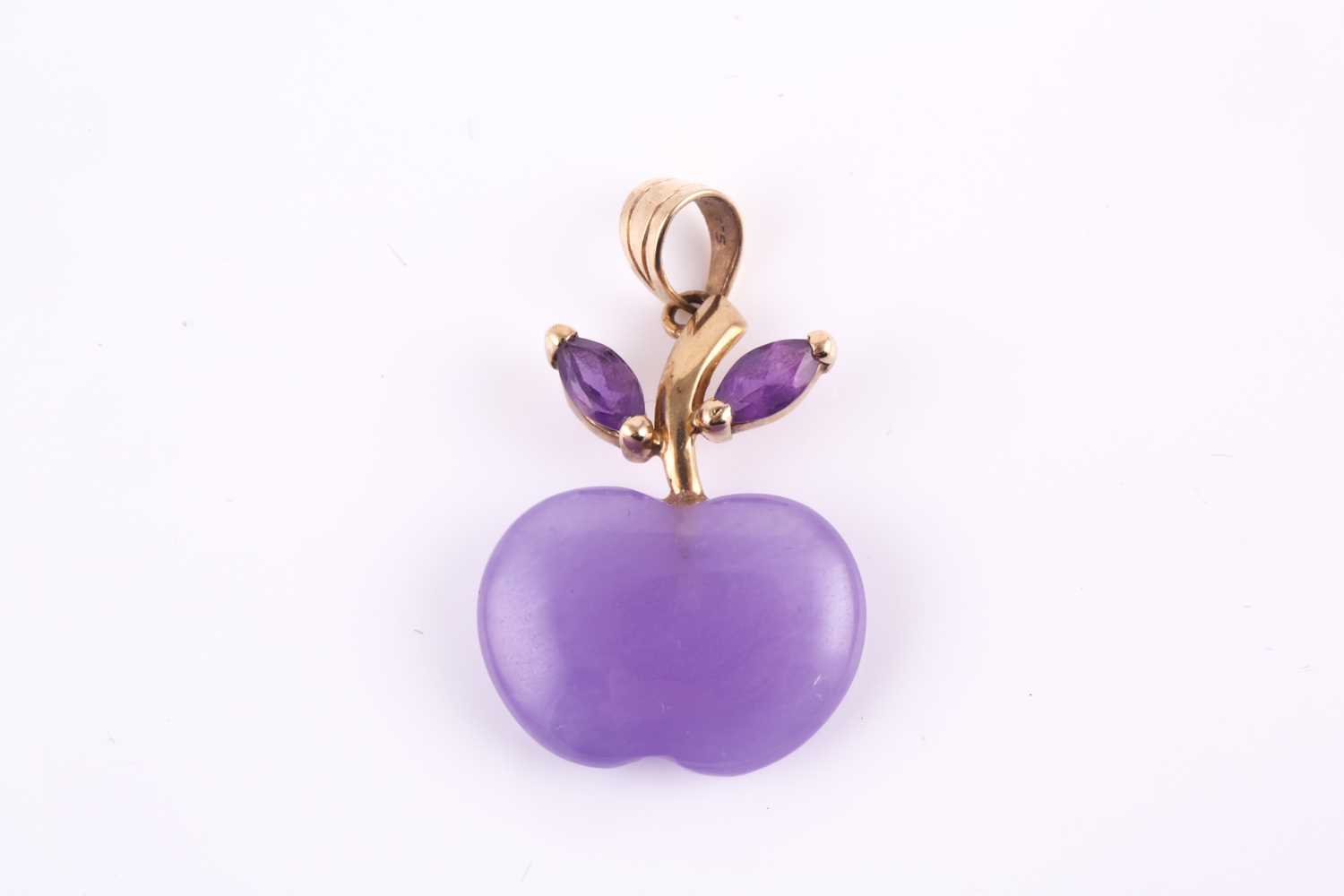 A 9ct gold carved lavender jade and amethyst apple pendant, set with an apple shape lavender jade