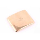 A 9 carat yellow gold curved rectangular cigarette case, with engraved crest to one side, Chester