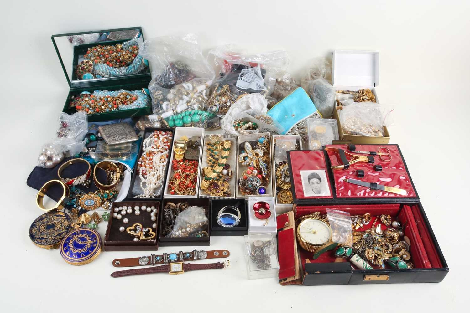 A quantity of assorted costume jewellery, to include a powder compact in the form of a large