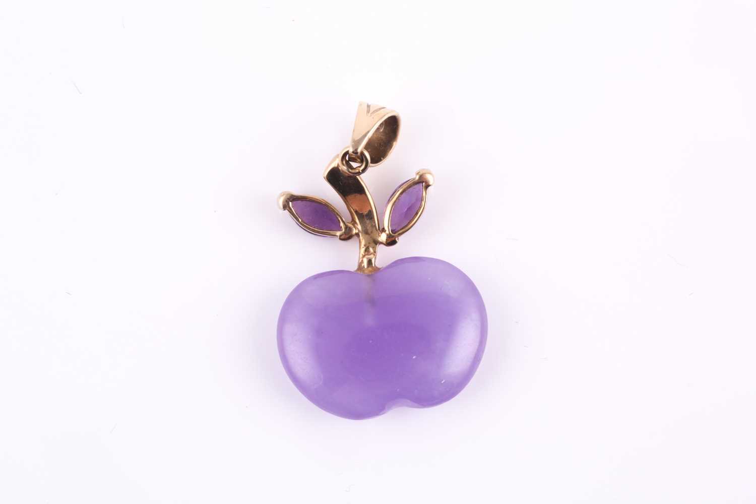 A 9ct gold carved lavender jade and amethyst apple pendant, set with an apple shape lavender jade - Image 2 of 2