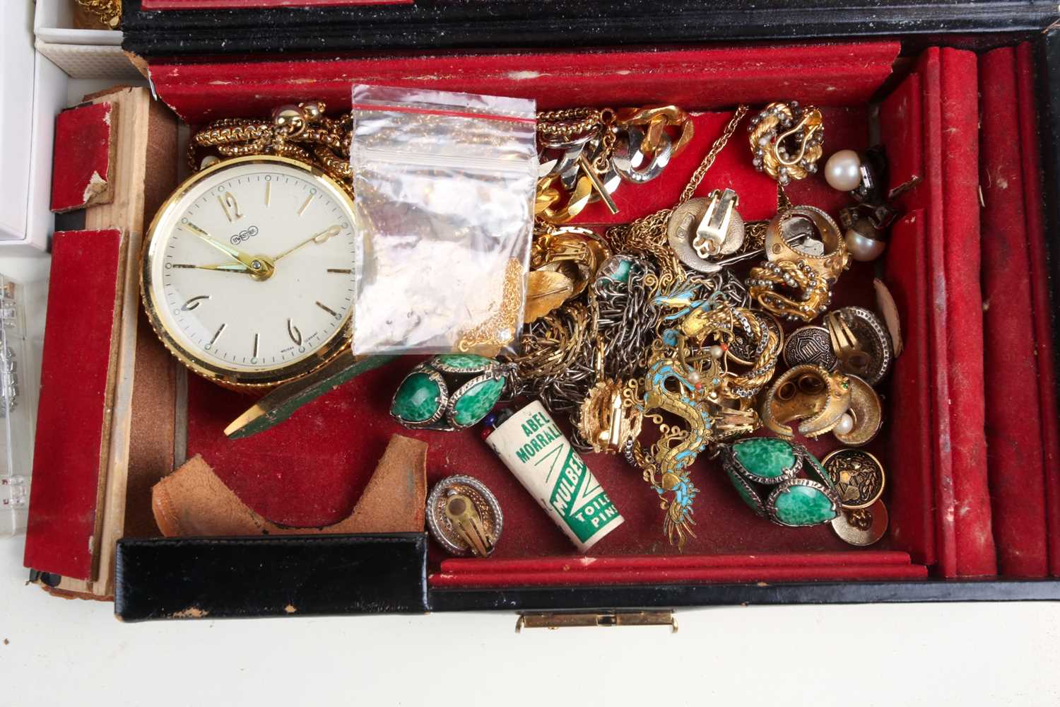 A quantity of assorted costume jewellery, to include a powder compact in the form of a large - Image 5 of 6