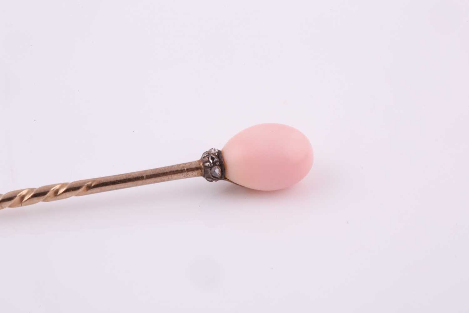 A conch pearl stick pin, the pink conch pearl is 8.2mm high, on twisted yellow metal stickpin with - Image 3 of 4