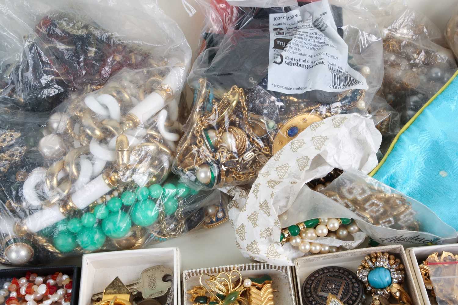 A quantity of assorted costume jewellery, to include a powder compact in the form of a large - Image 6 of 6