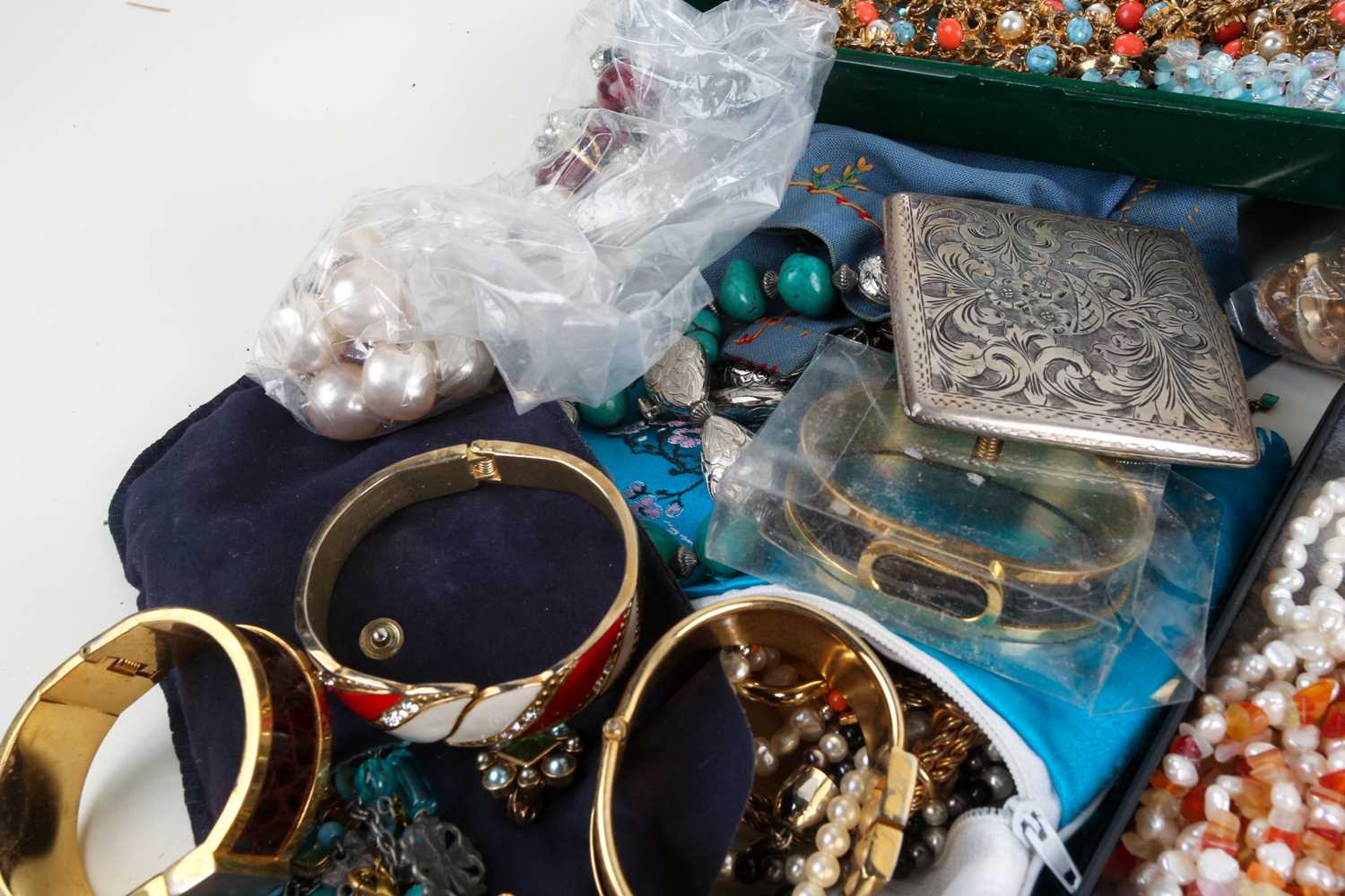 A quantity of assorted costume jewellery, to include a powder compact in the form of a large - Image 3 of 6