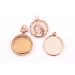 An Edwardian 9ct yellow gold fob locket with glass front and flowerhead and leaf border, the