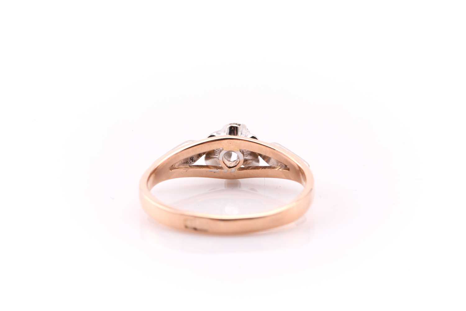A single stone diamond ring; the round brilliant cut diamond in raised, scalloped, bi-coloured 14 - Image 2 of 4
