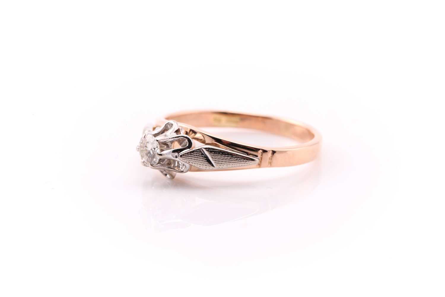 A single stone diamond ring; the round brilliant cut diamond in raised, scalloped, bi-coloured 14 - Image 4 of 4