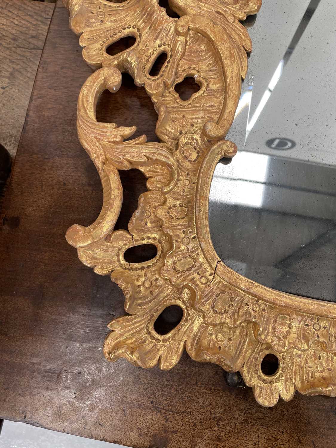 A good 18th-century carved wood and gilt gesso rectangular rococo wall mirror with overarching leafy - Bild 25 aus 28