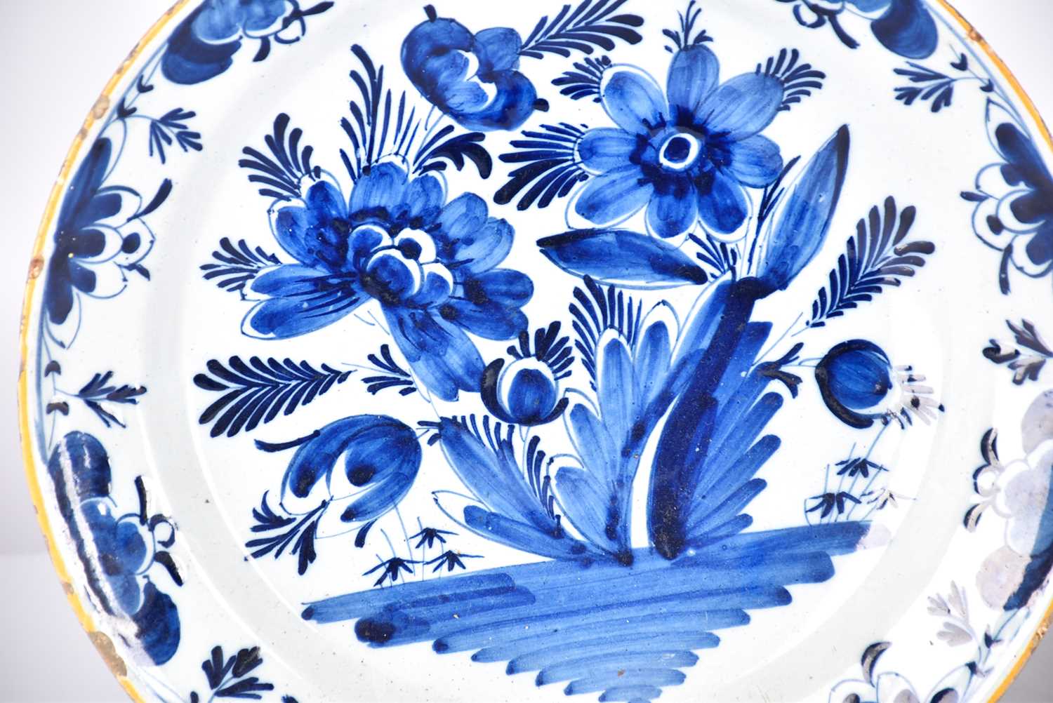 A 19th-century circular French faience blue and white dish with ochre dressed rim 35 cm together - Bild 5 aus 18