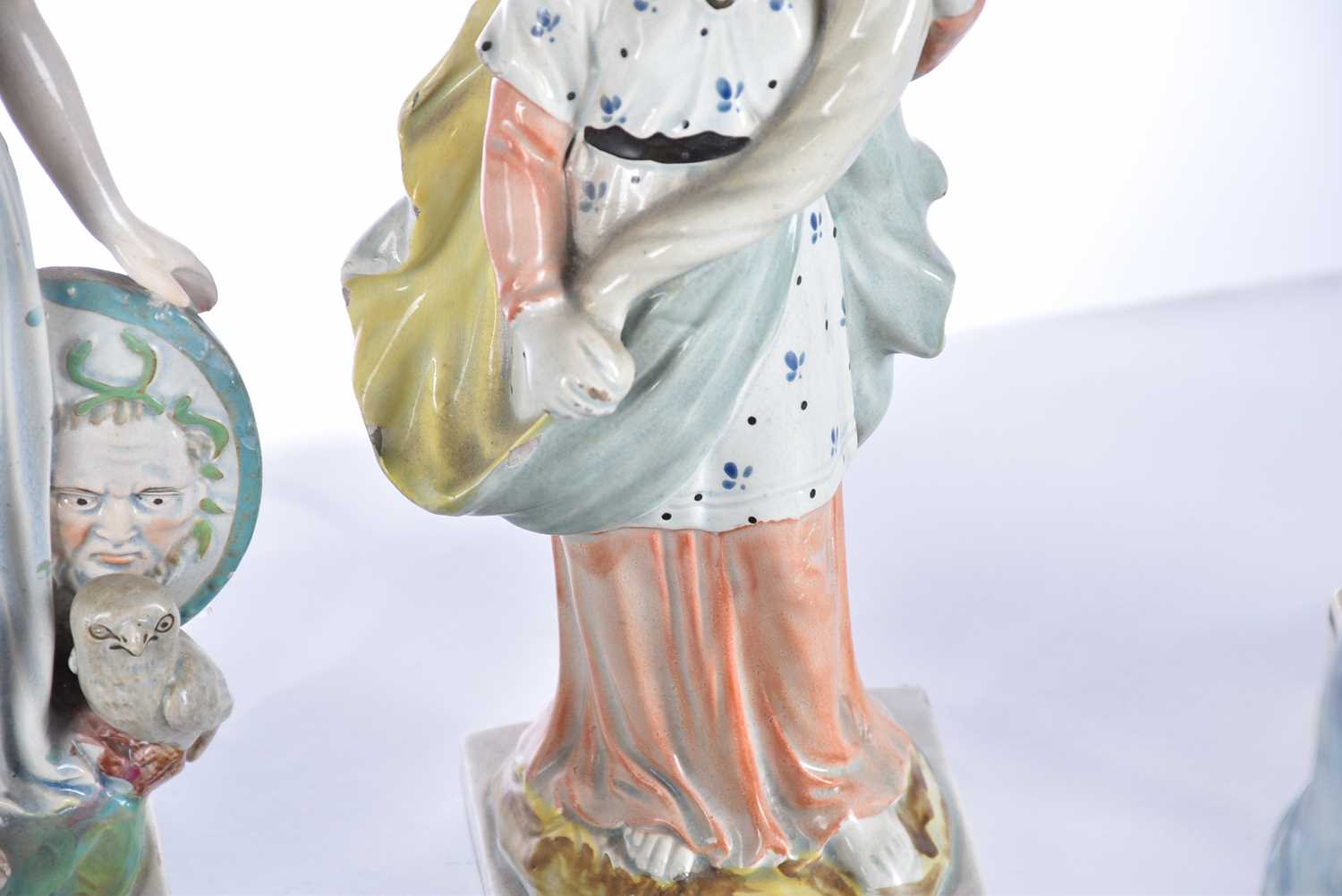 A collection of early 19th century Staffordshire pearlware figures, including an Enoch Wood figure - Bild 9 aus 31