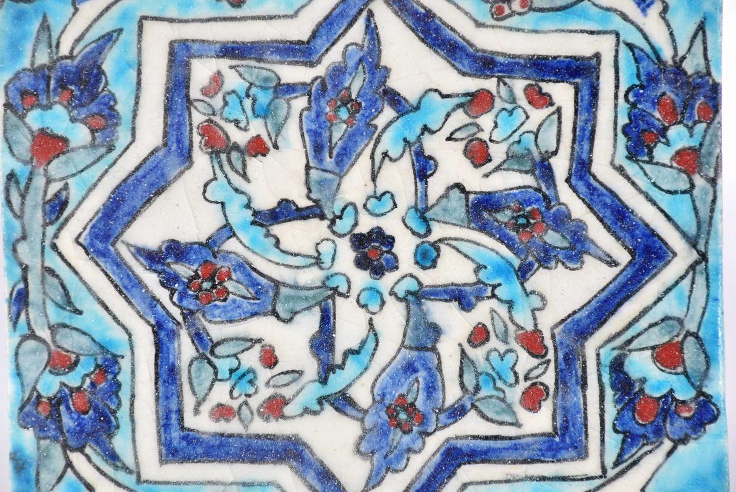A group of five Iznik-style items consists of three tiles, the largest 25cm square, the smallest - Bild 10 aus 15