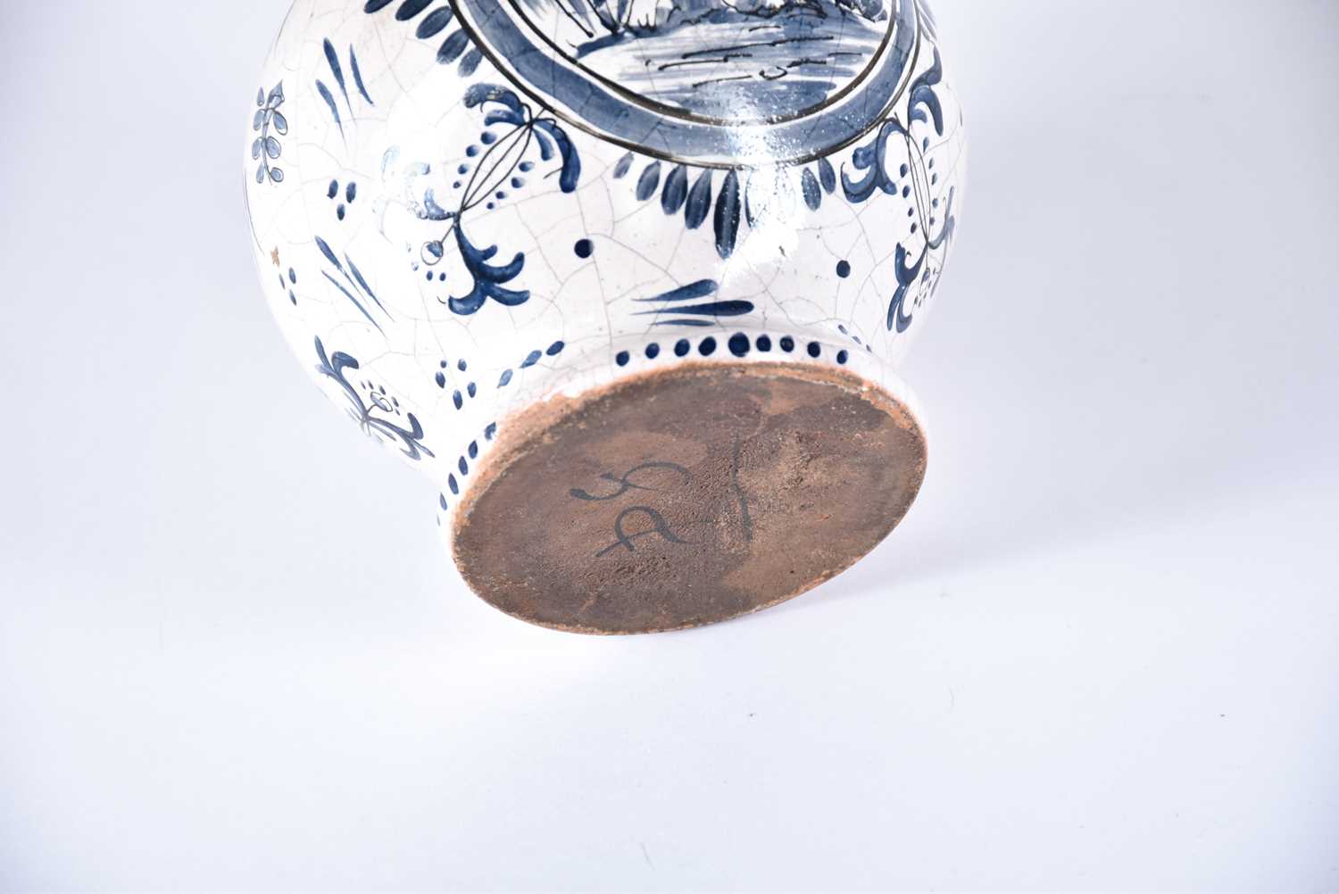 A collection of seven items of continental ceramics including a delftware vase, faience ware cat, - Bild 14 aus 20