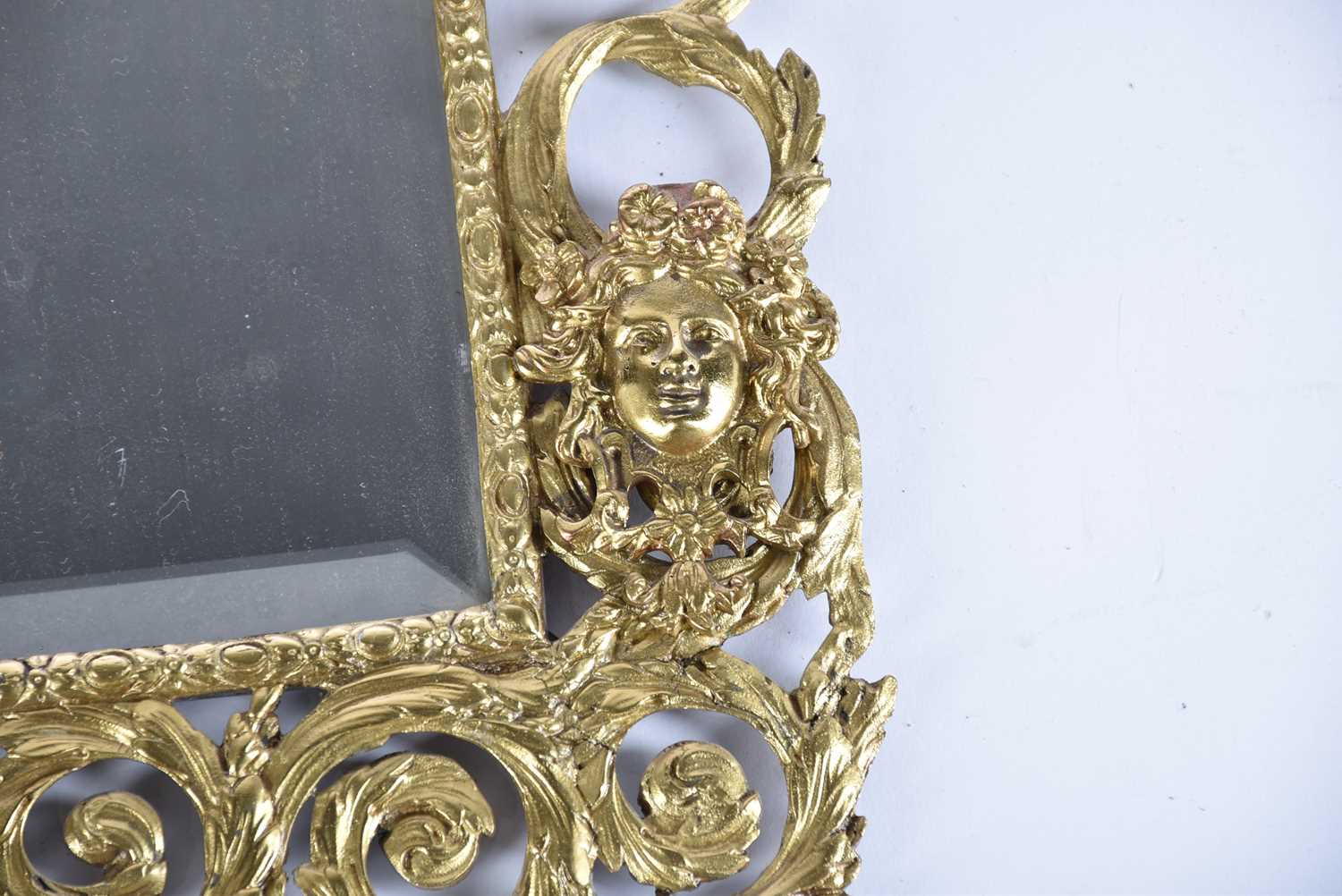 A Victorian cast and gilt brass wall mirror with Vitruvian scroll border and Athene and satyr mask - Bild 3 aus 6