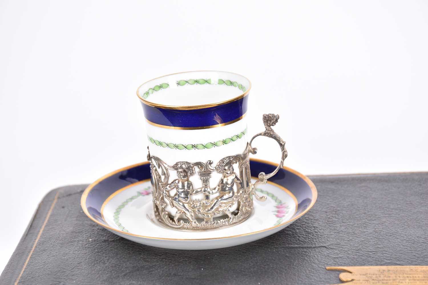 An early 20th Century set of six Copeland Spode coffee cans and saucers with hallmarked silver - Bild 4 aus 8