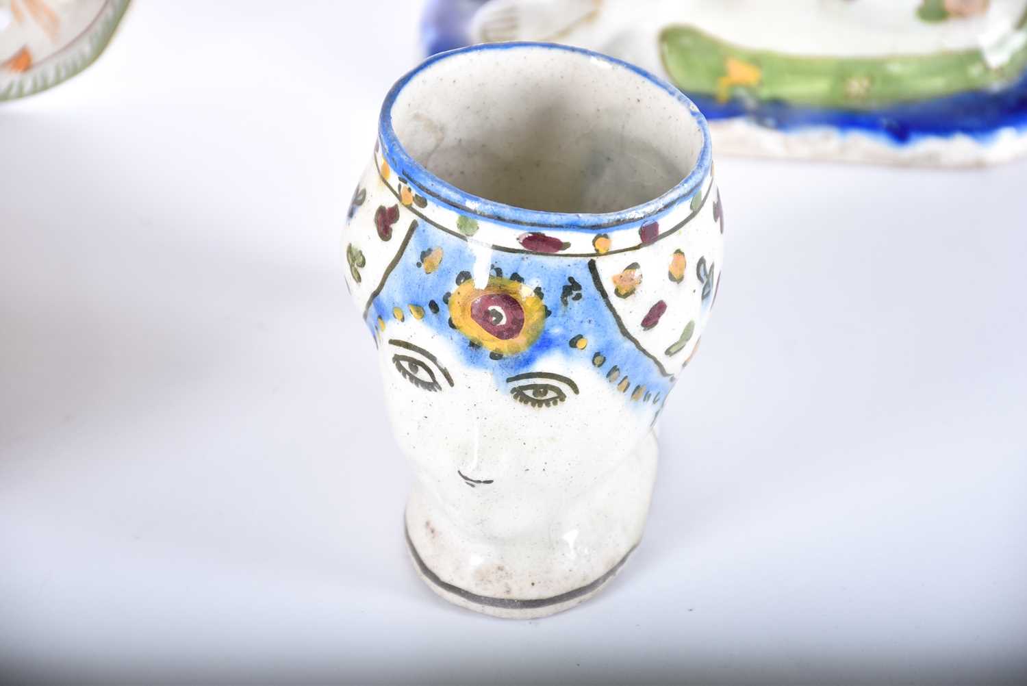 A collection of seven items of continental ceramics including a delftware vase, faience ware cat, - Bild 19 aus 20