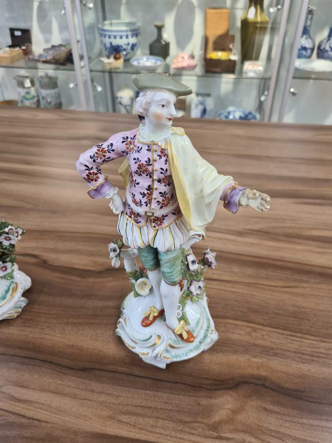 A collection of European porcelain including a pair of 18th-century lady and gallant in colourful - Bild 29 aus 69