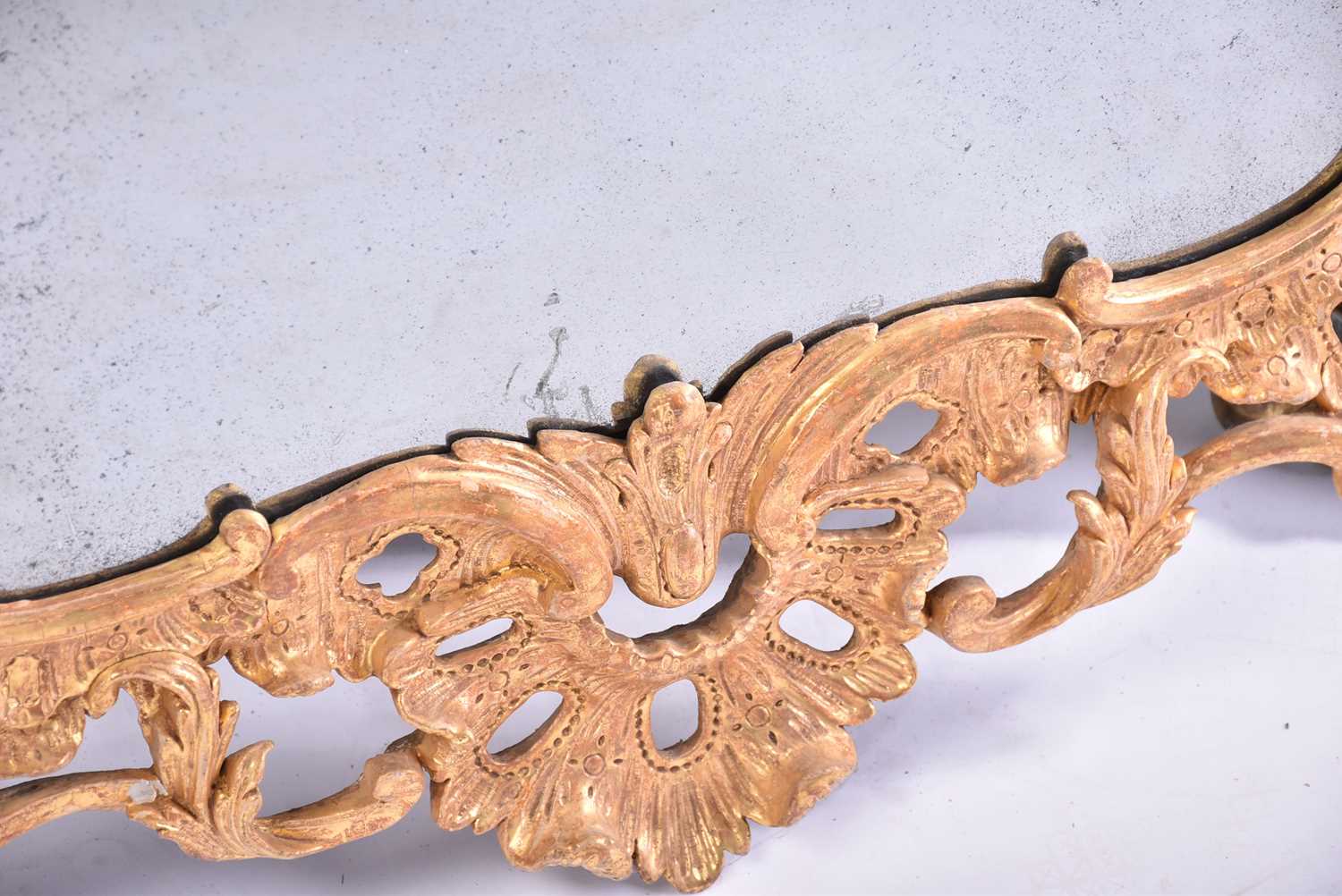 A good 18th-century carved wood and gilt gesso rectangular rococo wall mirror with overarching leafy - Bild 6 aus 28