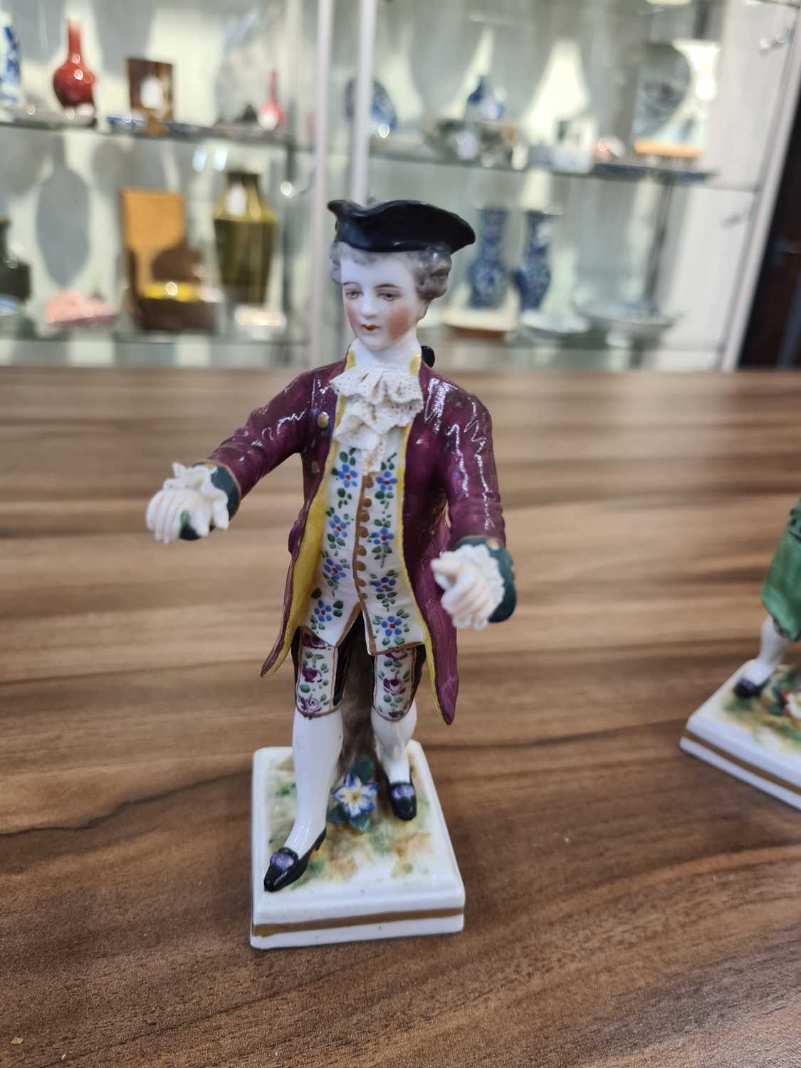 A collection of European porcelain including a pair of 18th-century lady and gallant in colourful - Bild 52 aus 69