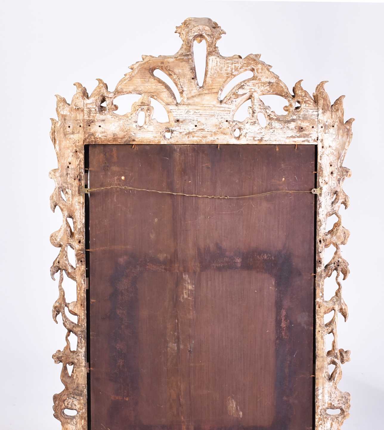 A good 18th-century carved wood and gilt gesso rectangular rococo wall mirror with overarching leafy - Bild 9 aus 28