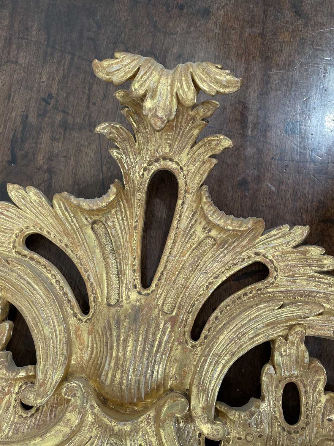 A good 18th-century carved wood and gilt gesso rectangular rococo wall mirror with overarching leafy - Bild 11 aus 28